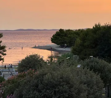 Apartman na lijepoj lokaciji s dva parkirna mjesta i podrumom. - Zaton, Nin