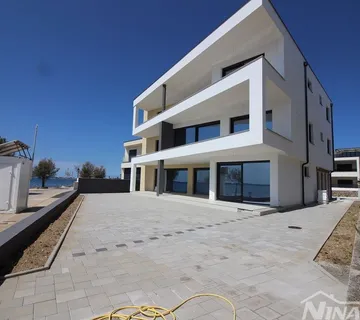 Apartmani prvi red do mora južna strana - Vir, Vir