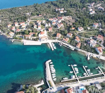Prodaje se građevinsko zemljište sa idejnim projektima u Lukoranu na otoku Ugljanu - Lukoran, Preko