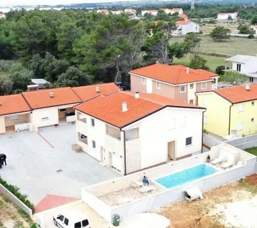 Apartmani s bazenom za turističke namjene - Vir, Vir