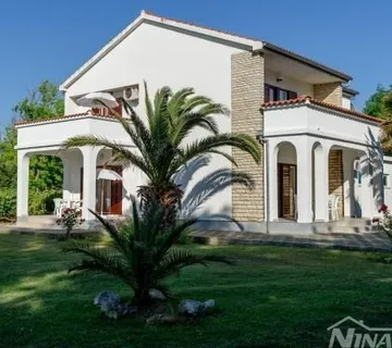 apartmanska kuća s lijepom i velikom okućnicom 80 metara do mora - Privlaka, Privlaka