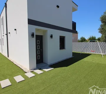 Novogradnja, blizina centra i svih sadržaja s pogledom na more. - Vrsi, Vrsi