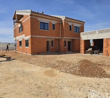 Novogradnja nekretnina s bazenom i garažom - Privlaka, Privlaka
