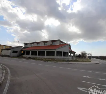 Poslovno stambena kuća na 3046m2 zemljišta uz glavnu prometnici Pag-Zadar - Poljica Brig, Nin