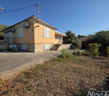 Samostojeća kuća u srcu Ugljana – 50m od centra, 200m od mora! - Ugljan, Preko