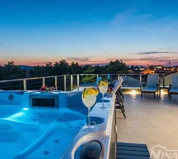 Villa u centru Vira luksuzno opremljena s bazenom i krovnom, terasom - Vir, Vir