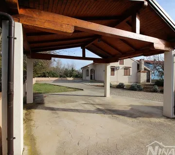 Obiteljska nekretnina s garažom i velikom okućnicom 180 m. do mora - Privlaka, Privlaka
