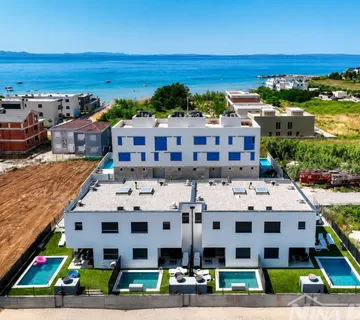 TOP LOKACIJA! Moderan Stan s Bazenom i Dvorištem- 130 m od Plaže - Privlaka, Privlaka
