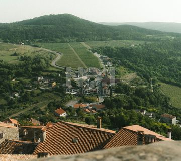 Motovun okolica - građevinsko zemljište s pogledom na Motovun - cover