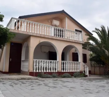 Vir - katnica s dva apartmana (150m2), 60 metara do plaže (prodaja) - cover