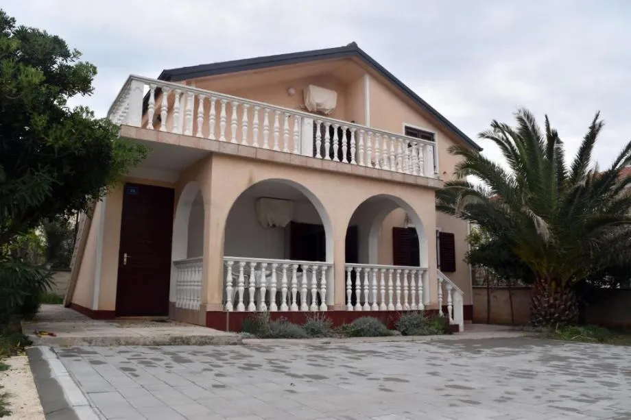 Vir - katnica s dva apartmana (150m2), 60 metara do plaže (prodaja) - cover