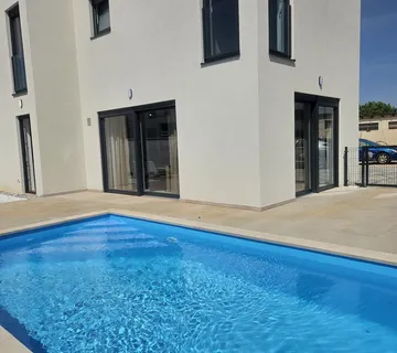 Moderna kuća u nizu sa bazenom, Novigrad - cover