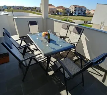 Privlaka, lijepa kuća s tri apartmana(123m2), 200 metara do mora - cover