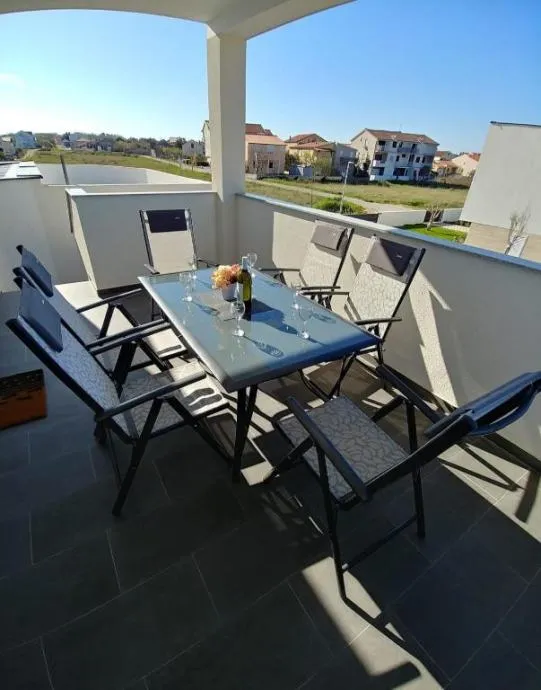 Privlaka, lijepa kuća s tri apartmana(123m2), 200 metara do mora - cover