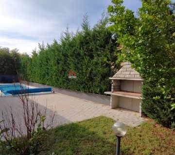 MURVICA-samostojeća kuća prizemnica s dva bazena - cover
