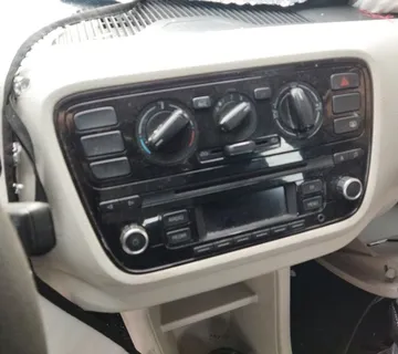 VW UP 2015 RADIO SA KLIMATRONIKOM - cover