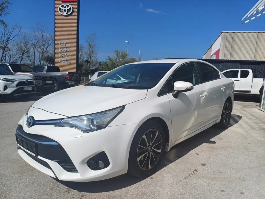 Toyota Avensis 2,0 - cover