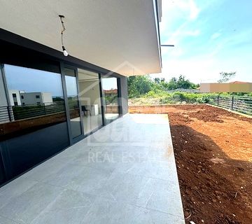 Kostrena, novogradnja, 111,90m2 stan u prizemlju sa vrtom od 170m2, blizina plaža - cover