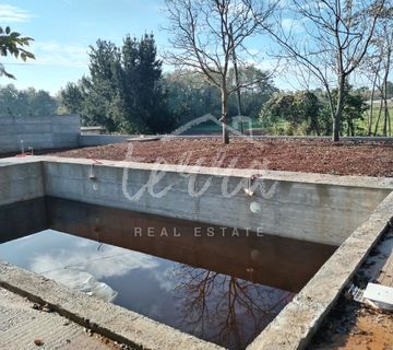 Barban, okolica, stancija u fazi adaptacije na mirnoj lokaciji - cover