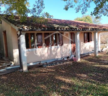 Barban, okolica stancija sa dvije kuće, pomoćnim objektom i bazenom - cover