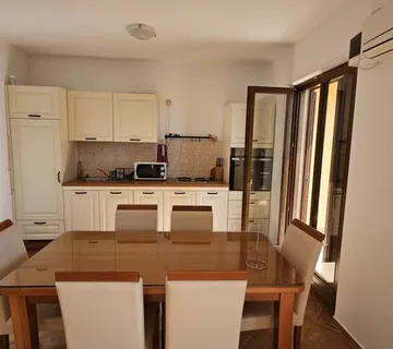 Okrug Gornji! Dvosoban stan s vrtom i pogledom na more (prodaja) - cover