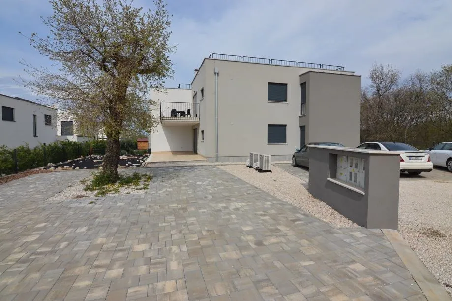 POREČ OKOLICA-STAN NA 1 KATU SA KROVNOM TERASOM -POGLED MORE (prodaja) - cover