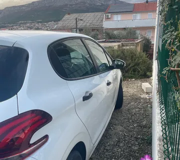 Prodajem Peugeot 208 u odlicnom stanju - cover