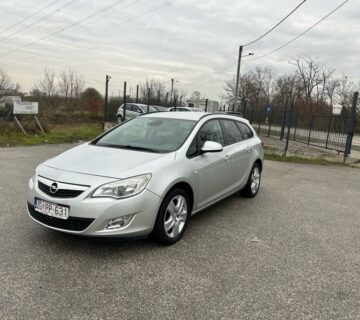 Opel Astra Karavan Sports 1,7 CDTI #SERVISNA KNJIGA #MODEL 2012 - cover