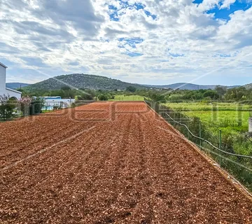 Atraktivno građevinsko zemljište blizu mora  1283 m² - cover