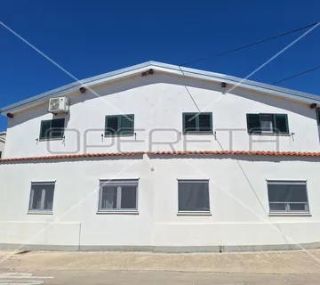 Apartmanska kuća u centru Jezera, investicija - cover