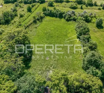 Poljoprivredno zemljište (3478m2) do urbanizirane zone s vodom i strujom - Šumber