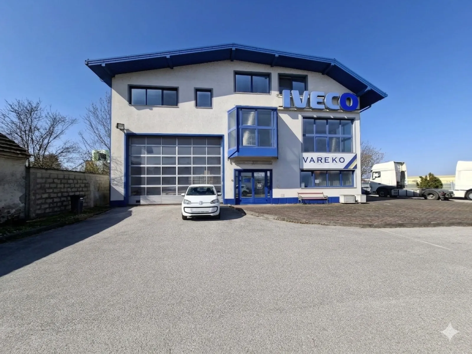 Poslovna zgrada u Biškupcu s odličnom povezanošću - cover