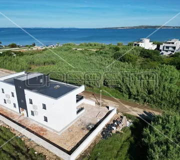 ZADAR, PRIVLAKA - Stan na prvom katu 150 metara od mora NOVOGRADNJA