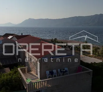 *** Povlja, Brač - tradicionalna kamena villa u prvom redu do mora *** - cover
