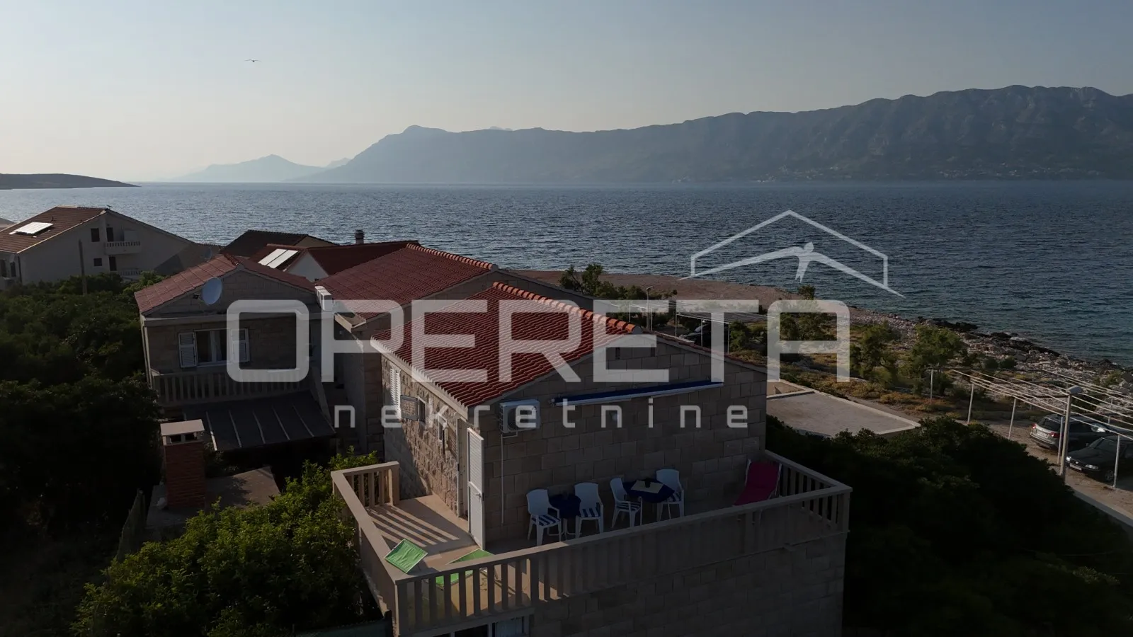 *** Povlja, Brač - tradicionalna kamena villa u prvom redu do mora *** - cover