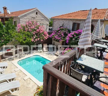 Zadar, Arbanasi – Kuća s bazenom i 6 studio apartmana - cover