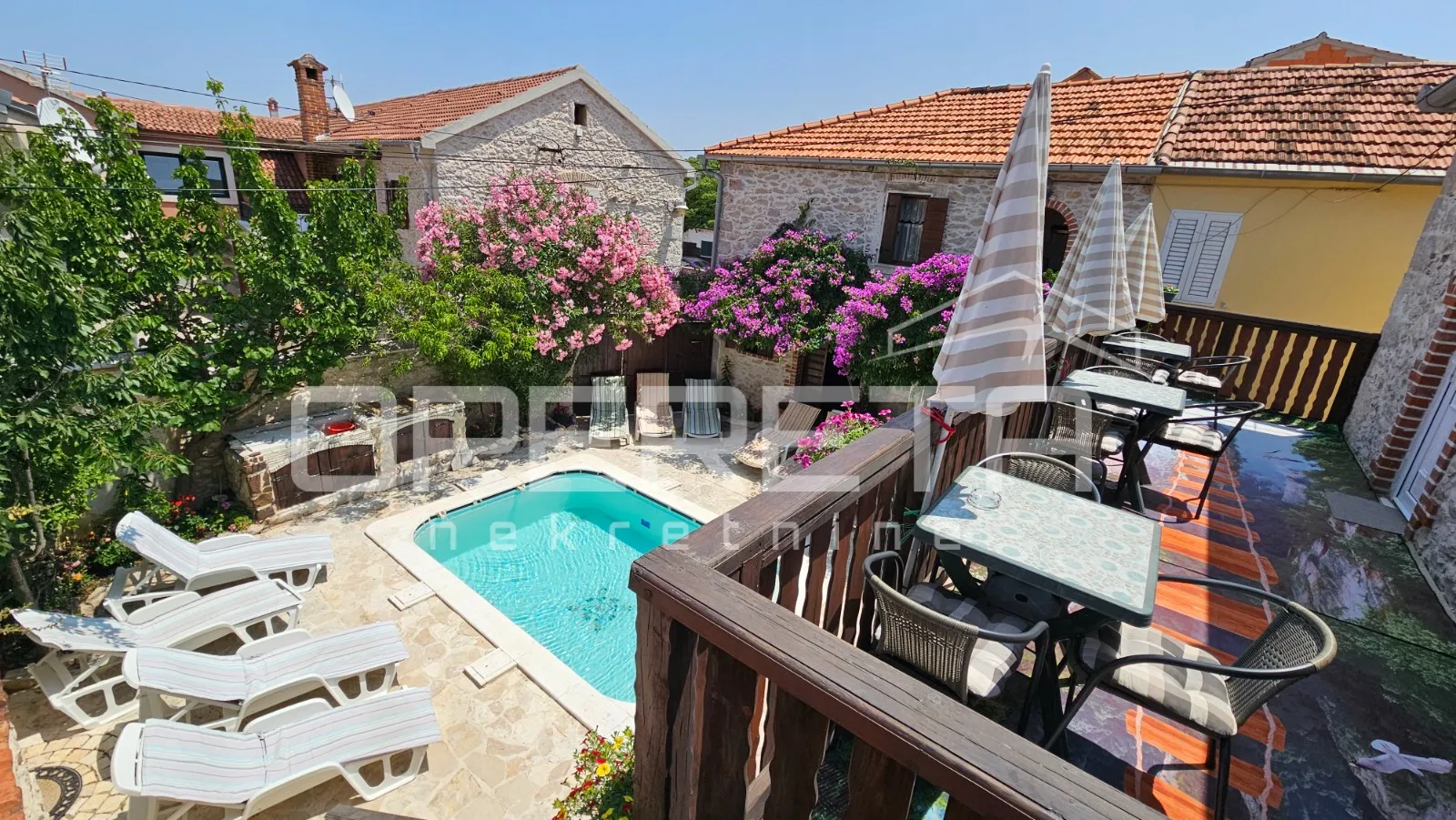 Zadar, Arbanasi – Kuća s bazenom i 6 studio apartmana - cover