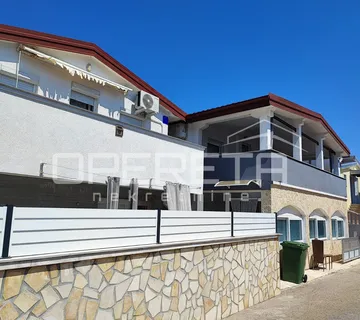 Apartmanska kuća s četiri stambene jedinice, 190 m², Vir - cover