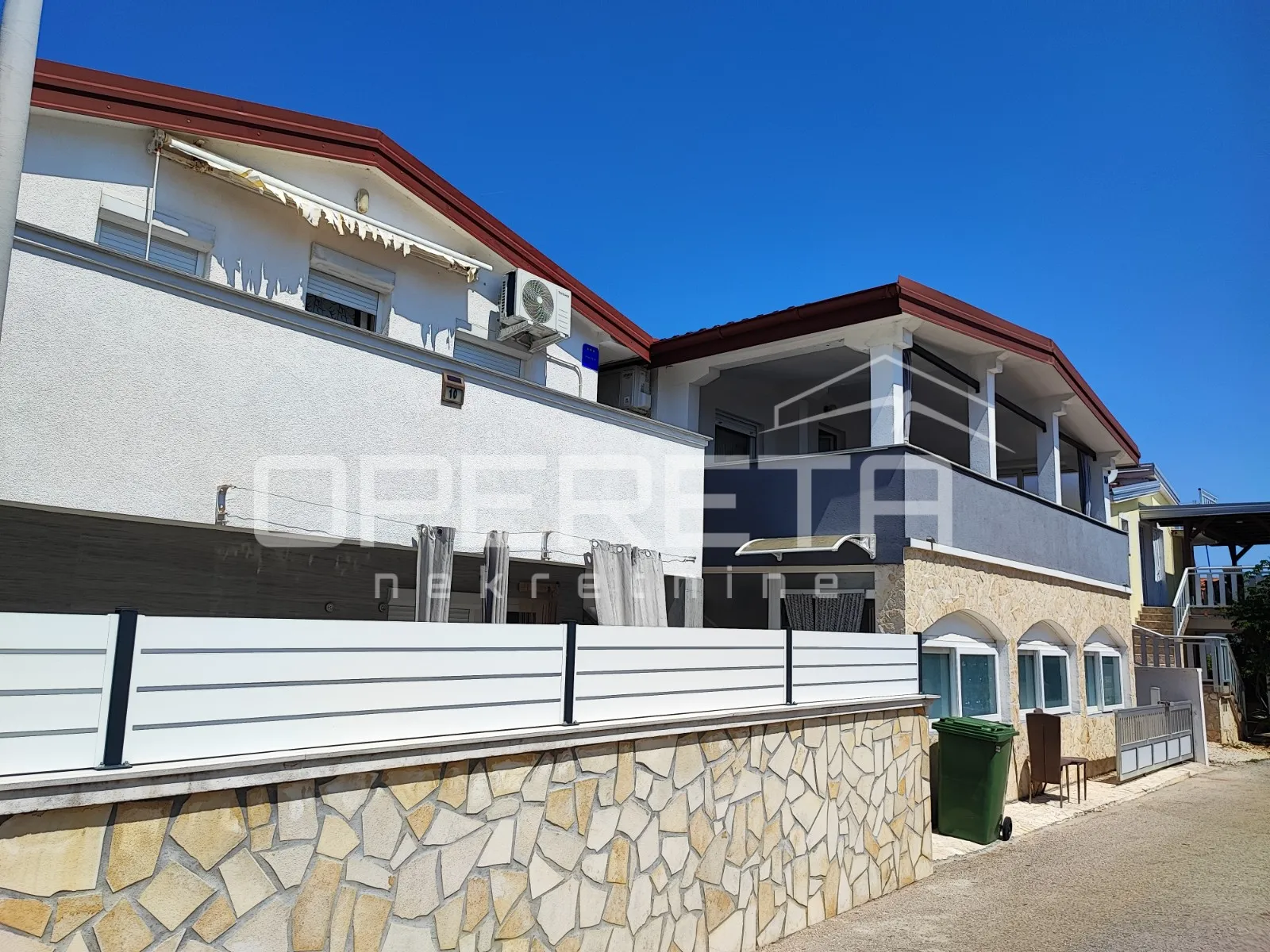 Apartmanska kuća s četiri stambene jedinice, 190 m², Vir - cover