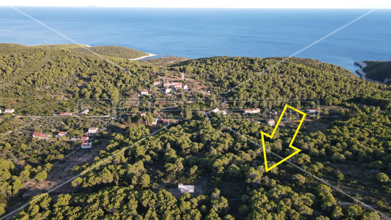 Zemljište 4.105 m2, pravilan oblik i otovoren pogled na more, otok Vis - cover