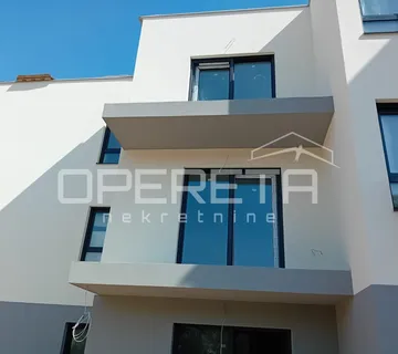 Novogradnja u Vrboskoj (Hvar) – dvoetažni stan na drugom katu s terasom - cover