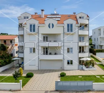 Petrčane - Kuća s 10 etažiranih apartmana, 100m od mora - Petrčane, Zadar