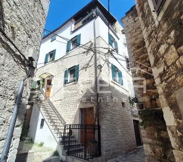 Renovirana kuća s 2 stana, Šibenik- Centar - cover
