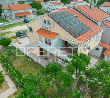 Apartmanska kuća uz more – bez troška vode i struje! - Nin