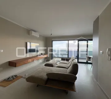 Penthouse u Okrugu Gornjem s krovnom terasom i pogledom na more - cover