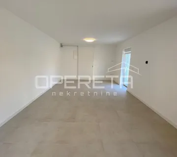 Renoviran dvosoban stan s dvorištem, 120 m od mora, Brodarica - cover