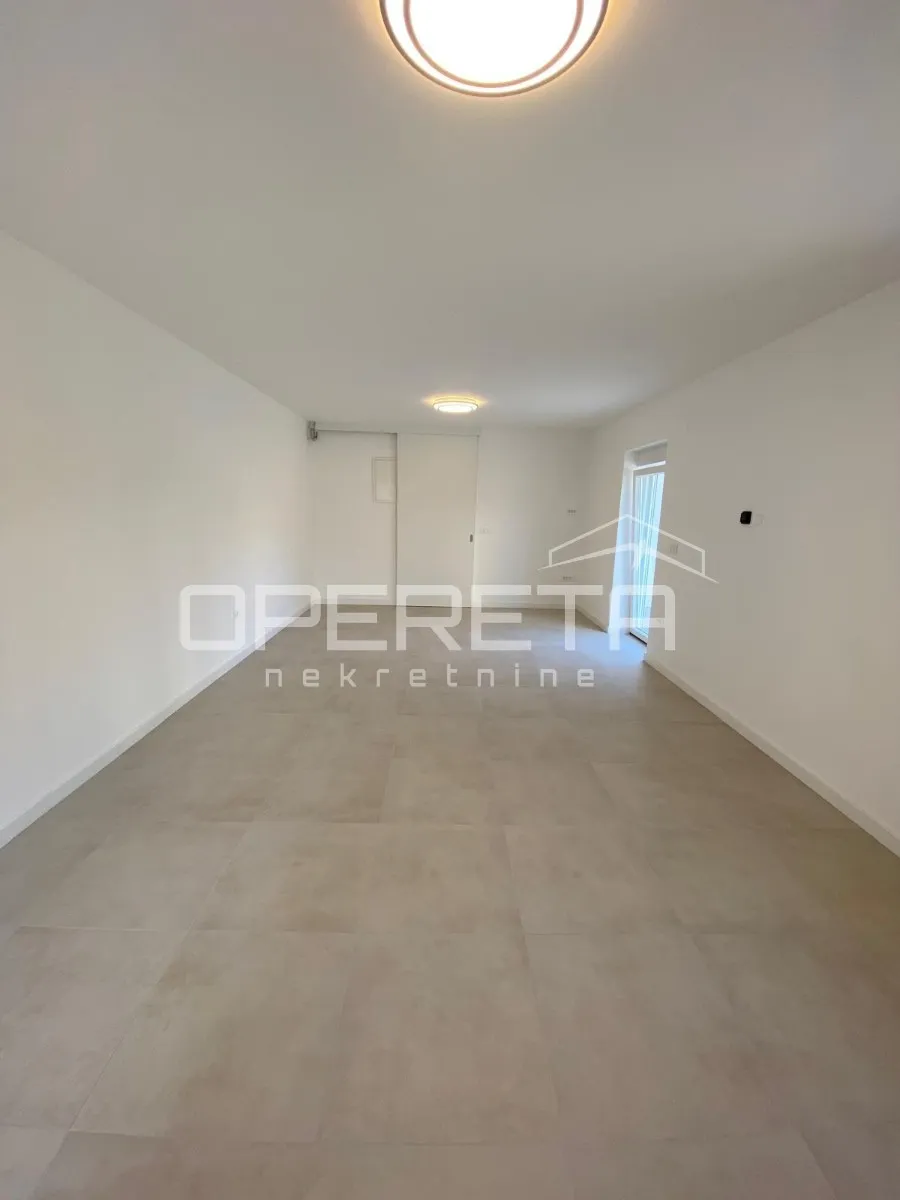 Renoviran dvosoban stan s dvorištem, 120 m od mora, Brodarica - cover