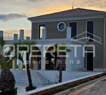 Izvanredna Samostojeća Vila s Panoramskim Pogledom na More i Vinograde - Buje