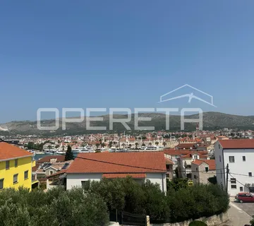 Dva objekta za obnovu s pogledom na Kamerlengo, sv. Lovru i more, Trogir - cover