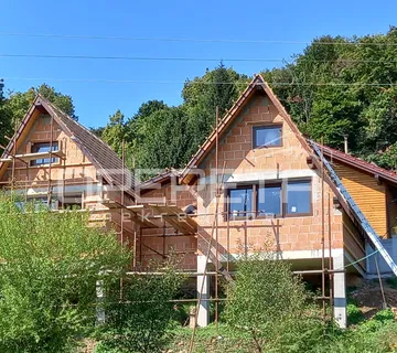 Prodaja više kućica u prekrasnom mirnom mjestu blizu Karlovca